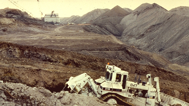 1995: Trimble GNSS equipment mounted on Caterpillar bulldozers